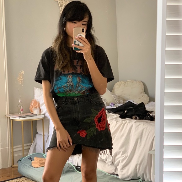 Levi's Dresses & Skirts - LF Levi’s Gray Denim Skirt with Rose Appliqué